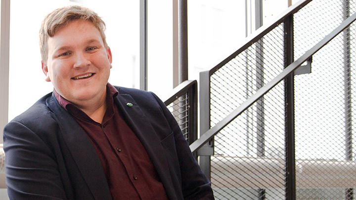 Viktor Breström står i en trappa.