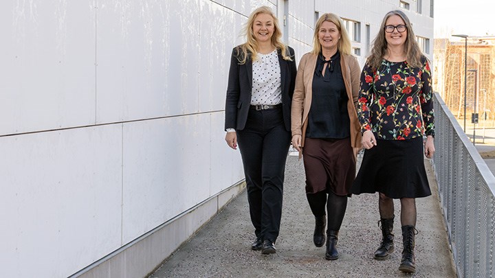 Susanne Strand, Karin Blomberg och Karin Hedström går tillsammans på en ramp vid ett hus.