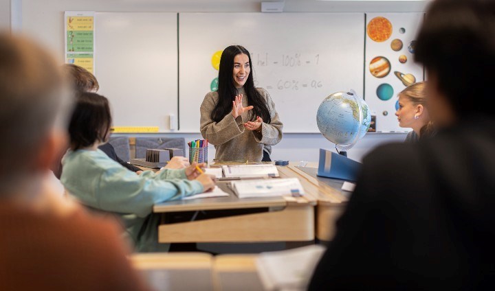Lärare som står längst fram i ett klassrum